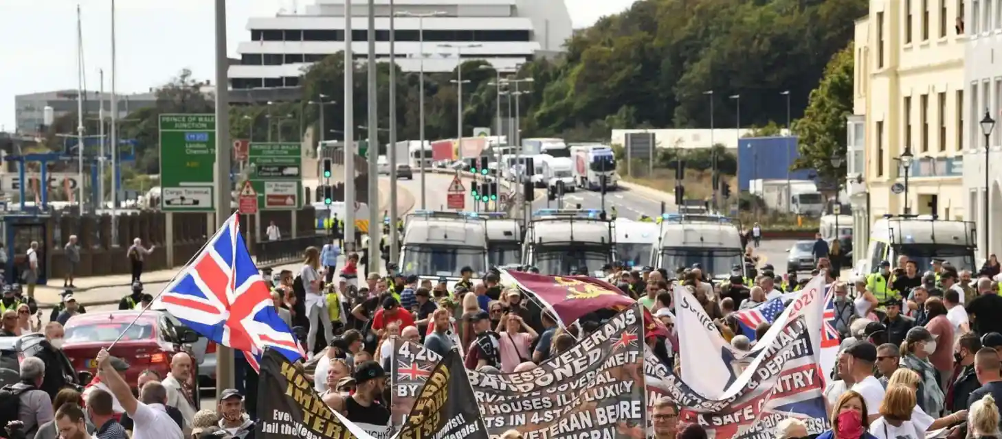 Καζάνι που βράζει» η Βρετανία μετά τη δολοφονία των τριών μικρών κοριτσιών από 17χρονο έγχρωμο στο Σάουθπορτ