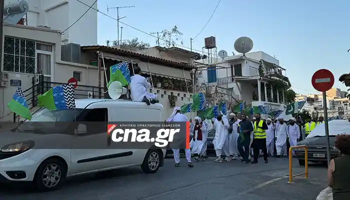 Πορεία πραγματοποίησαν το απόγευμα της Πέμπτης (05/09) οι Πακιστανοί που ζουν στην περιοχή του Αγίου Νικολάου στους κεντρικούς δρόμους της πόλης.Το θέαμα ήταν σίγουρα σοκαριστικό, με τους Πακιστανούς να παρελαύνουν με μεγάφωνα με μουσικές τους και φωνάζοντας «Ο Αλλάχ είναι μεγάλος».