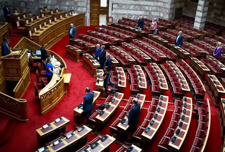 Βουλή Η απόλυτη υποκρισία. Κράτησε ενός λεπτού σιγή για το θάνατο του Π.Φύσσα αλλά δεν έχει πρόβλημα να στέλνει όπλα και λεφτά σε Ουκρανούς νεοναζί