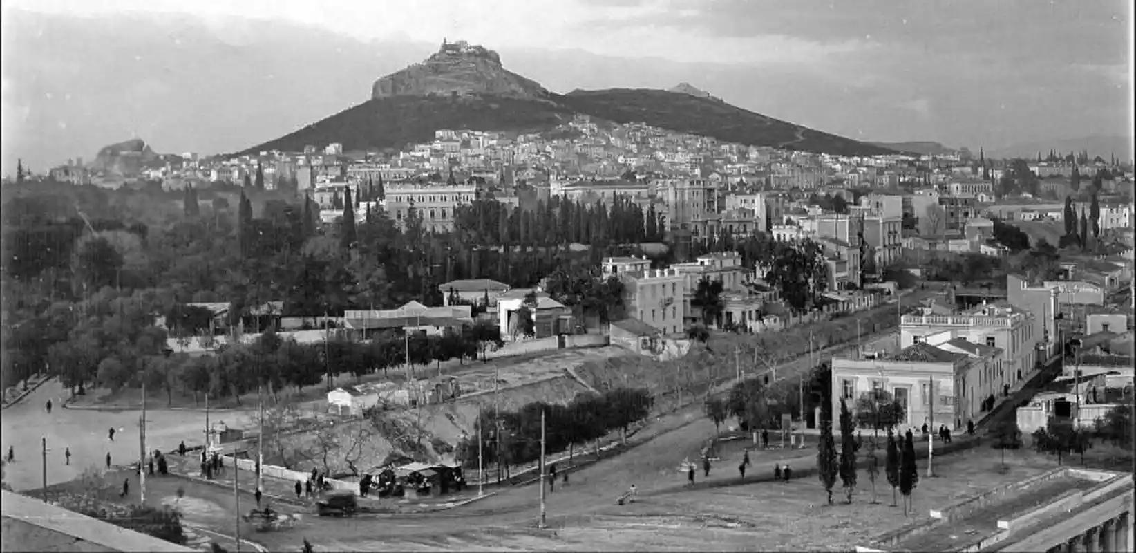 Στα 1900 διέσχιζαν το λεκανοπέδιο 700 χείμαρροι, ποτάμια και ρυάκια. Η Σταδίου ήταν ποτάμι και μπαζώθηκε μαζί με τον αρχαίο Ιλισό, Ηριδανό και Κυκλοβόρο. Από τότε «βουλιάζουμε»