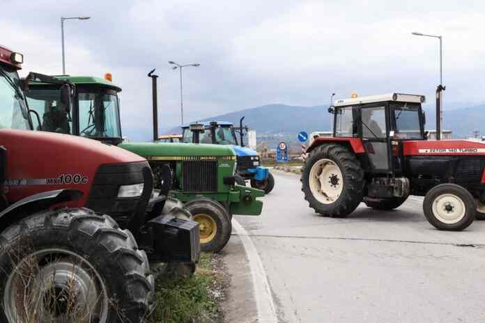 Οι αγρότες ξεσηκώθηκαν στις Καστανιές του Έβρου: Μπλόκο με τρακτέρ και φωτιές