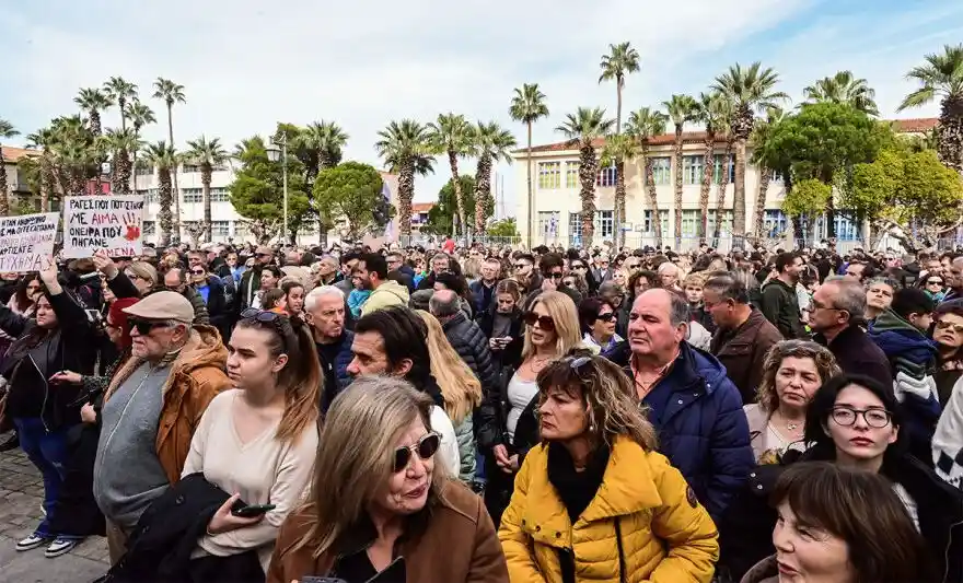 Στην πλατεία Τριών Ναυάρχων, στο Ναύπλιο για το σιδηροδρομικό δυστύχημα στα Τέμπη