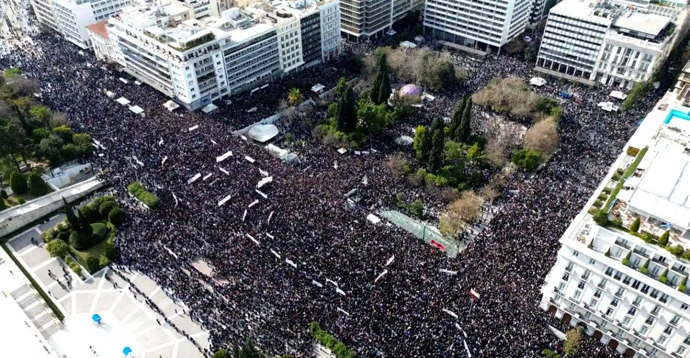 Τέμπη ΔΕΝ ΕΧΩ ΟΞΥΓΟΝΟ: Βούλιαξε το Σύνταγμα από κόσμο – Μεγάλα πλήθη διαδήλωσαν σε όλη την Ελλάδα (φωτό – βίντεο