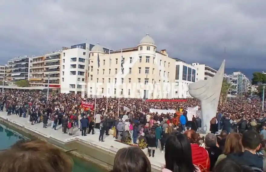 Χιλιάδες ήταν οι συγκεντρωμένοι και στο μνημείο Ηρώο στην παραλία του Βόλου.