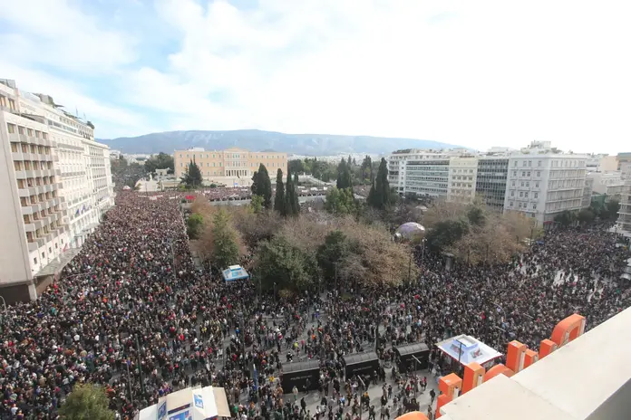 Τέμπη: Πώς περιγράφουν τα διεθνή ΜΜΕ τις διαδηλώσεις στην Ελλάδα