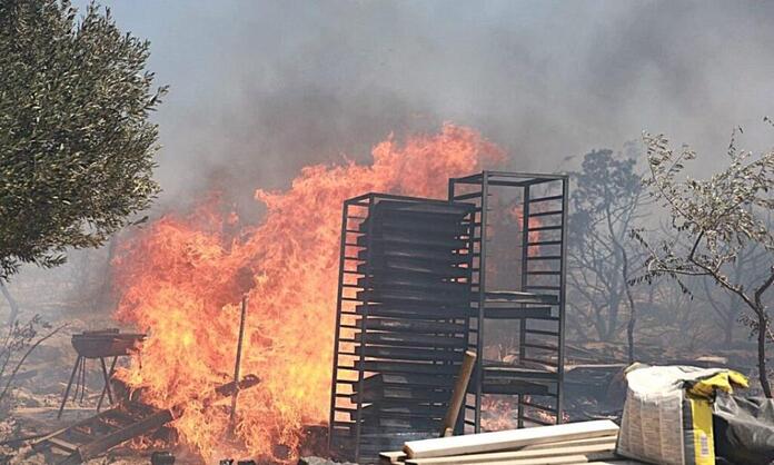 Κάηκαν σπίτια στην Βάρη – Εξαφανισμένες οι δυνάμεις πυρόσβεσης τα πρώτα κρίσιμα λεπτά