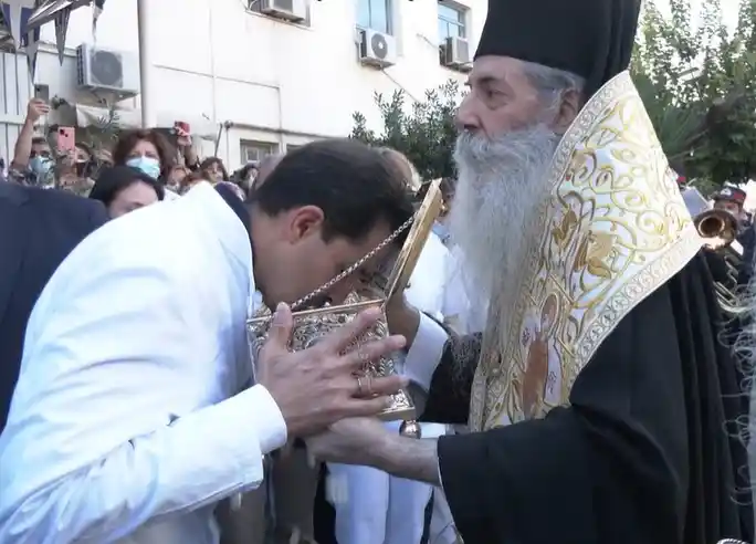 ΟΥΚ ΕΙΘΙΣΤΑΙ ΤΟΙΣ ΕΛΛΗΣΙ ΠΡΟΣΚΥΝΕΕΙΝ(«Δεν συνηθίζεται στους Έλληνες να προσκυνούν»)