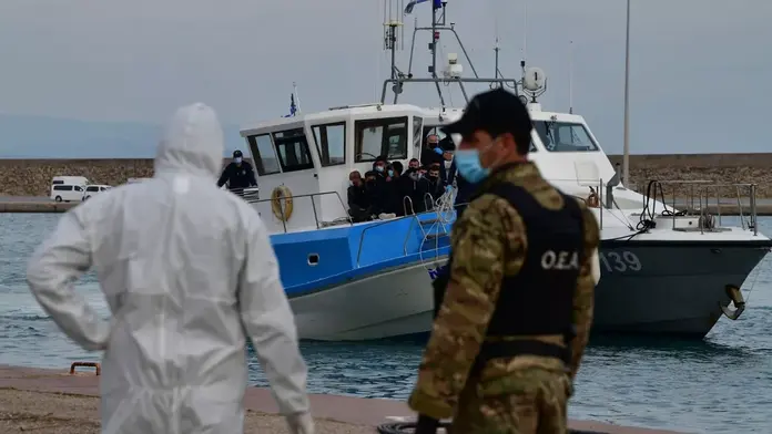 Με ζητωκραυγές και επευφημίες οι αλλοδαποί υποδέχονται τις νέες αφίξεις μεταναστών στη Λέρο