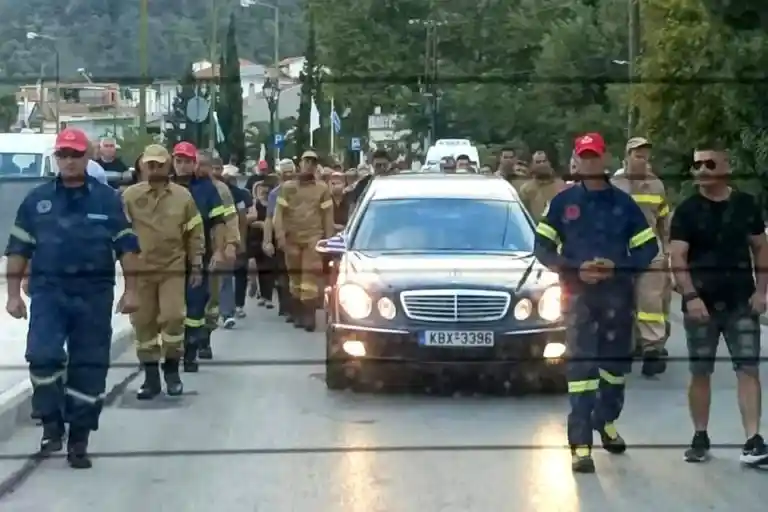 Θάσος: Οργή για τον θάνατο εποχικού πυροσβέστη – «34 ώρες εργασία με μόλις 2,5 ώρες ανάπαυση