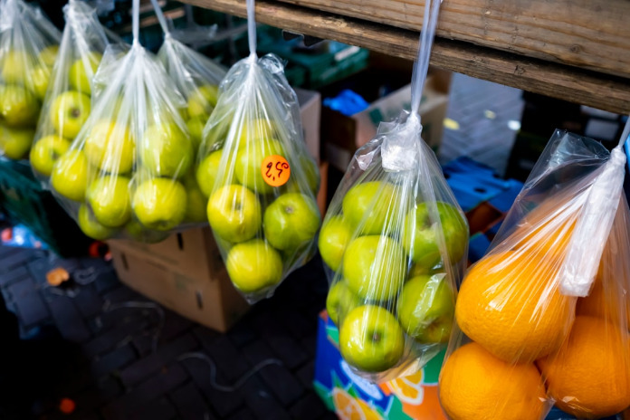 Μια ακόμη περιβαλλοντική οικονομική απάτη ξεσκεπάζεται: Η Σουηδία καταργεί τον φόρο για την πλαστική σακούλα – Η Ελλάδα, πότε;